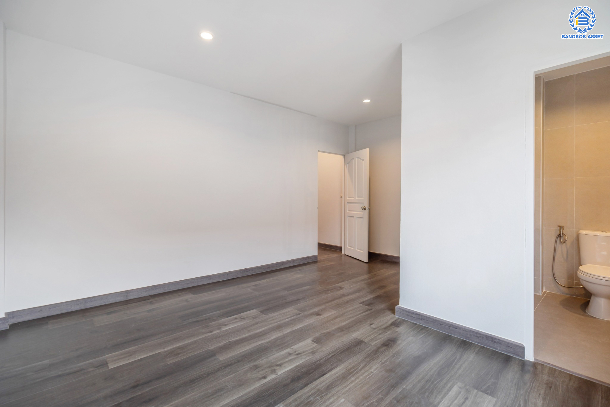 บ้านมือสองตกแต่งใหม่ ม.เน็พปาร์ควิลล่า เกษตร-นวมินทร์ ทาวน์โฮม 3 ชั้นหลังใหญ่ เนื้อที่ 30 ตร.ว. ฟังก์ชัน 3 ห้องนอน 4 ห้องน้ำ (ห้องนอนทุกห้องมีห้องน้ำในตัว) 1 ที่จอดรถ Living Roomก กว้างขวาง บนทำเลใจกลางเมือง! เชื่อมต่อทั้ง ถ.ประเสริฐมนูญกิจ, ถ.ลาดพร้าว, ถ.รามอินทรา ใกล้ The Walk เกษตรนวมินทร์, ทางด่วนรามอินทรา และรถไฟฟ้าสายสีน้ำตาล "สถานีโรงเรียนสตรีวิทยา2"...